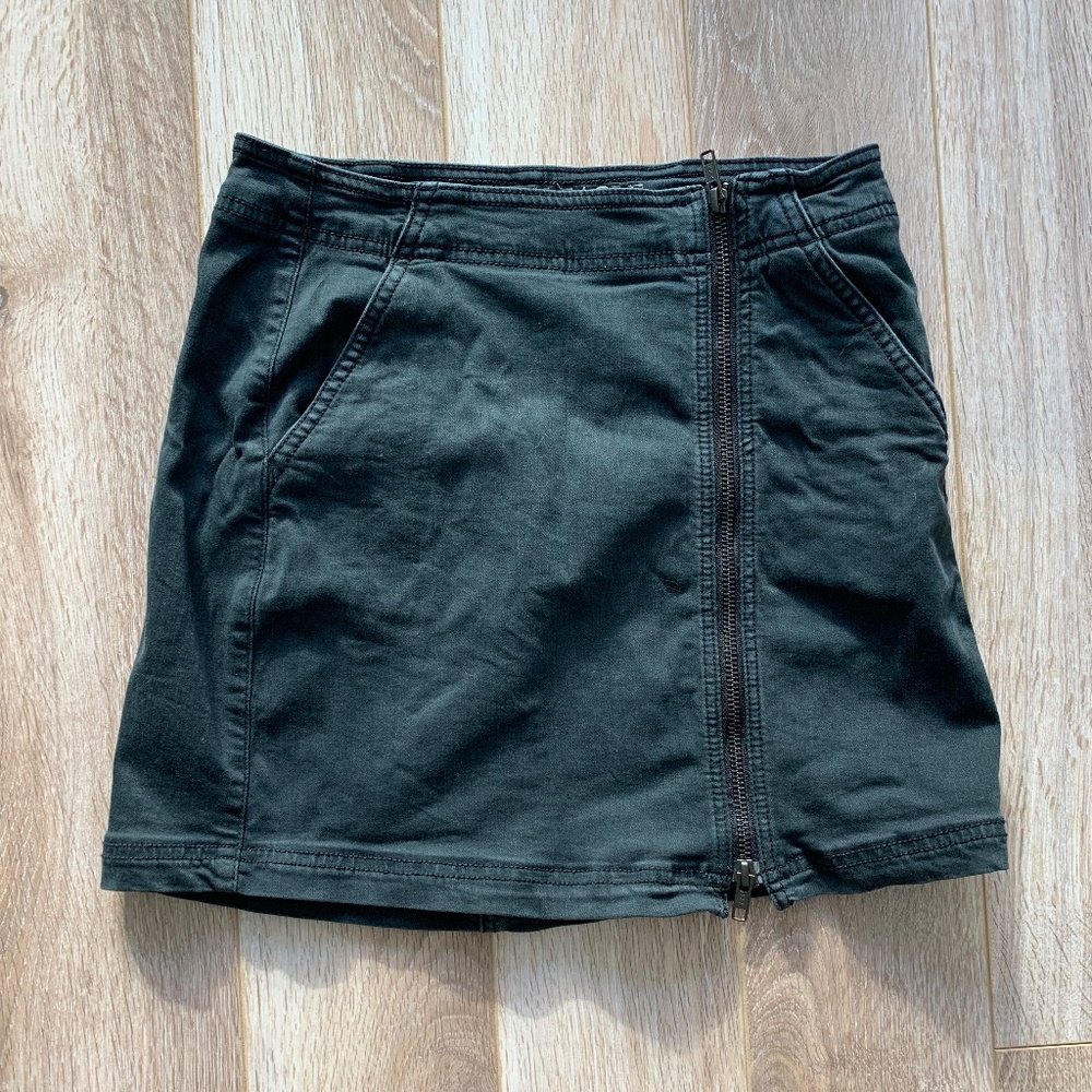 American Eagle Black Mini Skirt with Zipper Detail - Size 2 - Used